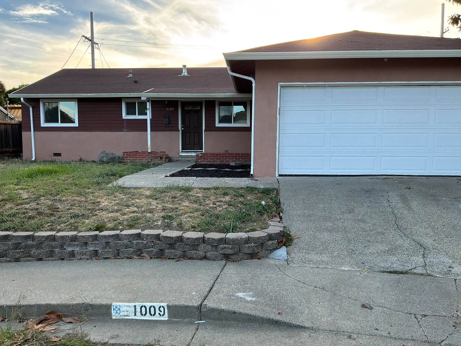3 bed, 1176 sqft, $2,400 — Photo 1