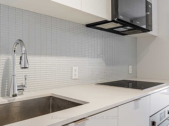 3rd image of 7 Grenville St #513