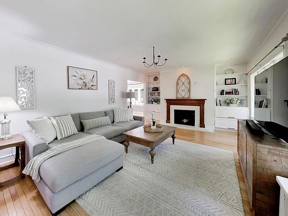 5th image of 322 Oak Cir
