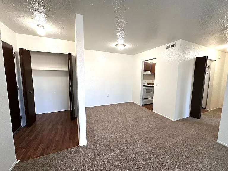 Windsor Place Apartments — Photo 42