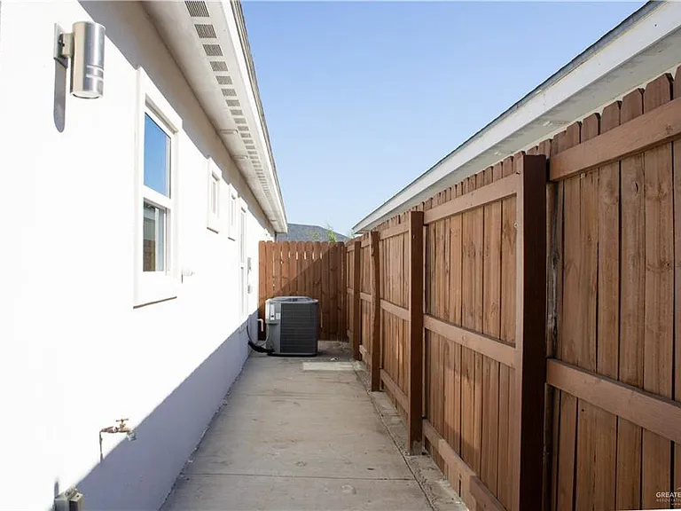 1600 Angelina Dr #1 — Photo 16
