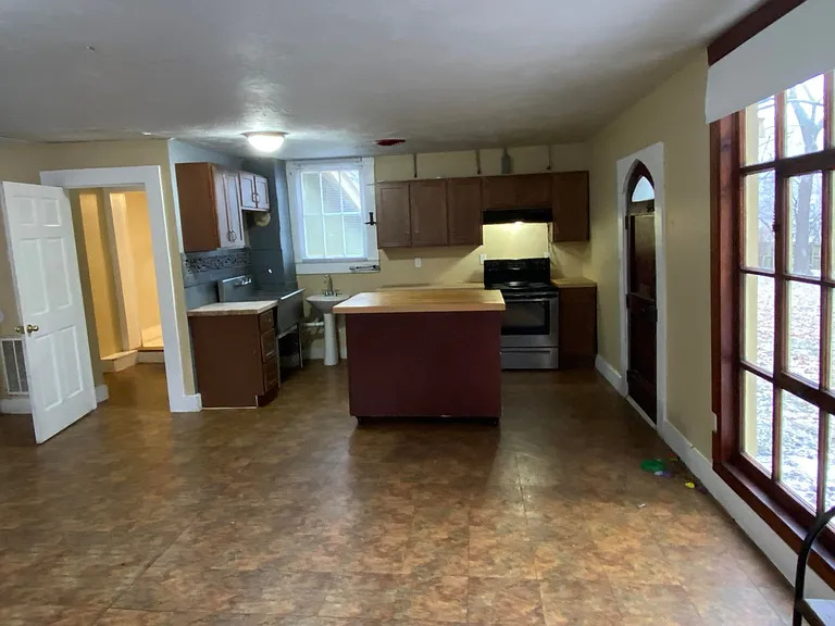 2902 E Grand St — Photo 1