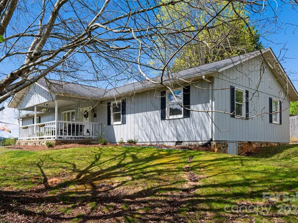 1 Melton Dr, Weaverville, NC 28787