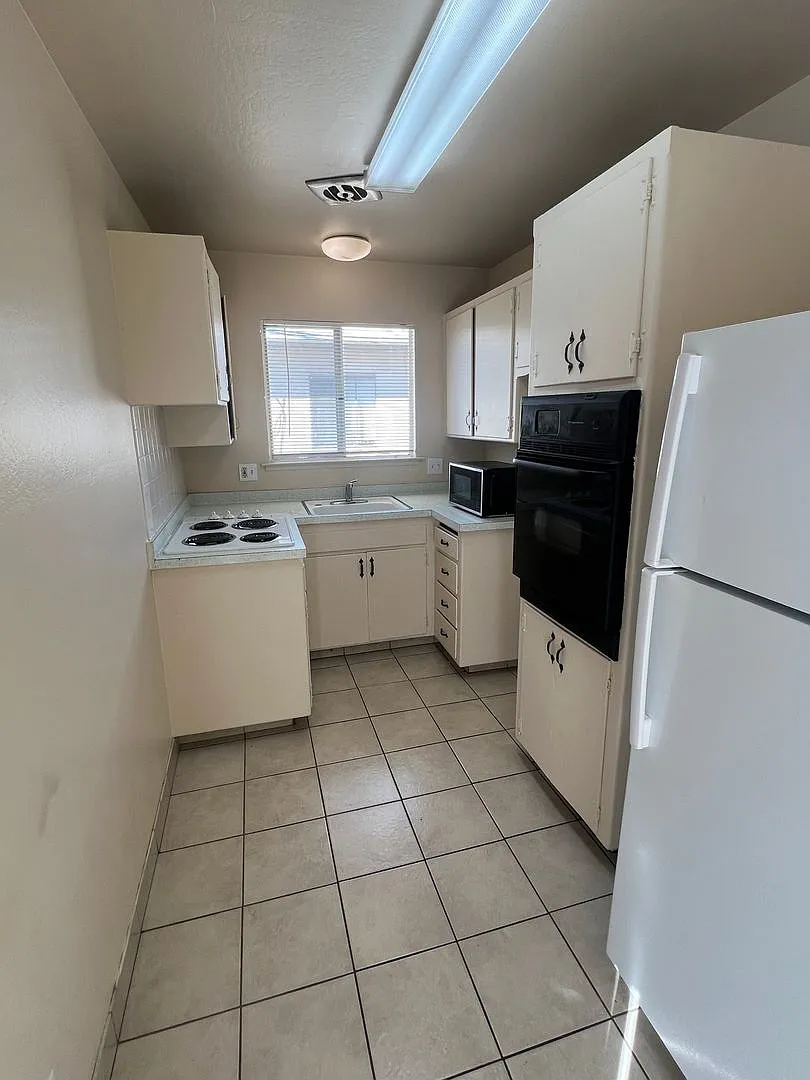 441 - 1601 Frisbie Court — Photo 3