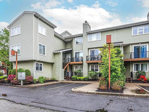 2nd image of 700 10th St APT 1