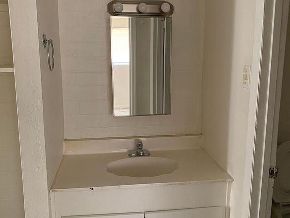 3rd image of 531 W 9th Pl APT C