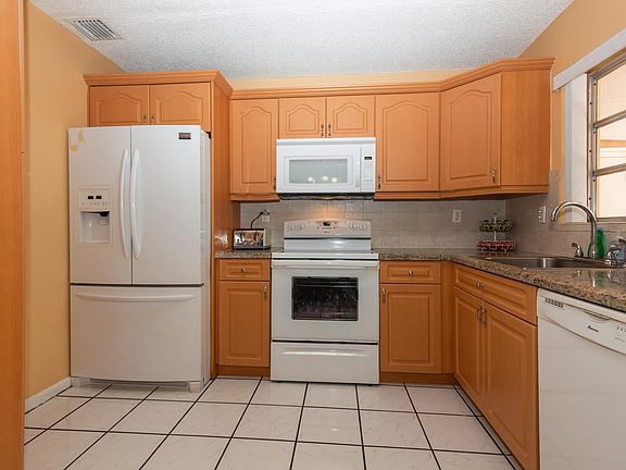 3rd image of 13814 Kendale Lakes Dr