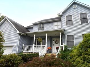 6 Oak Leaf Dr, Belford, NJ 07718