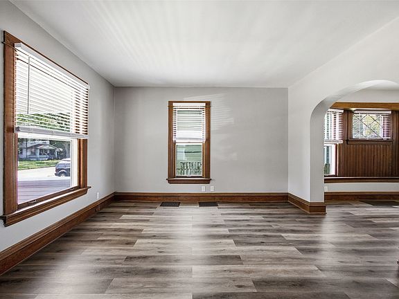 3rd image of 1546 6th Ave SE