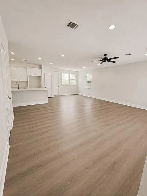 3 bed, 2.5 bath, 3264 sqft, $1,800 — Photo 2