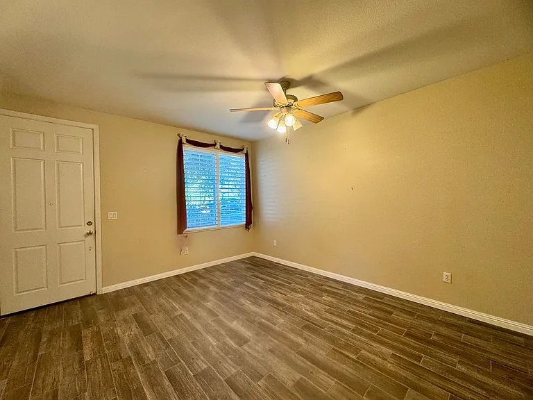 304 Esplanade Cir — Photo 2
