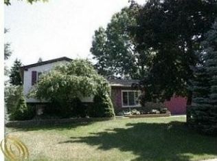 6011 Barker Dr, Waterford, MI 48329