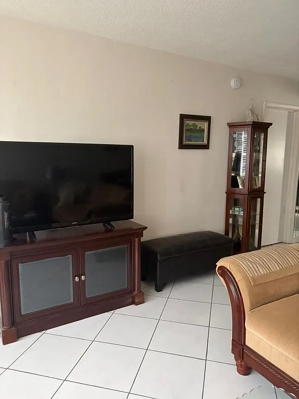 1 bed, 1.5 bath, 770 sqft, $1,500 — Photo 2