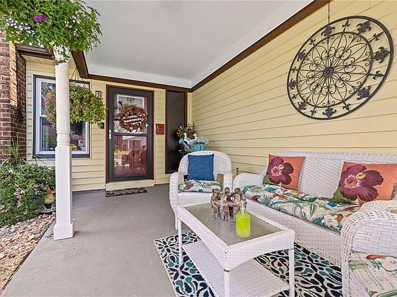 2nd image of 3553 Daffodil Cres