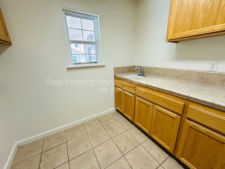 220 River Point — Photo 12