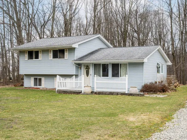 5227 Connors Ln, Highland, MI 48356