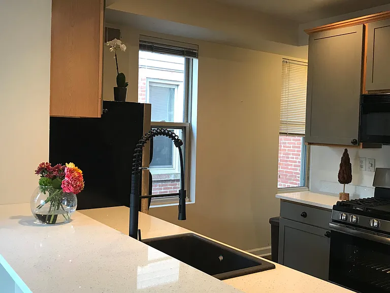2213 Sarah St #2 — Photo 10