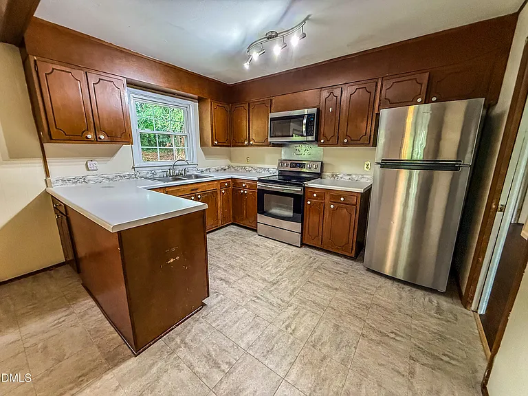 4717 Radcliff Rd — Photo 3