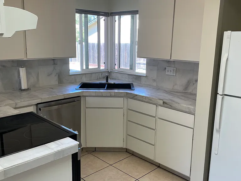 936 Kennedy Dr #B — Photo 2