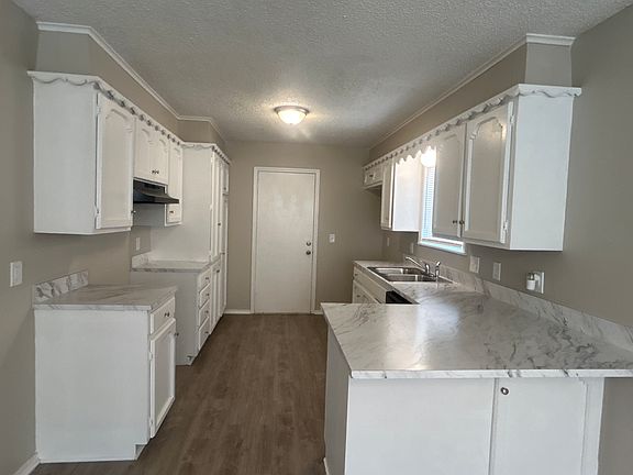 4th image of 306 E 24th Ct