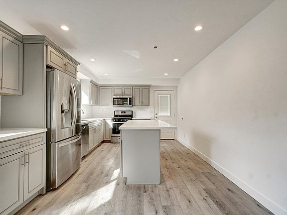 4th image of 14111 Sylvan St Unit 1