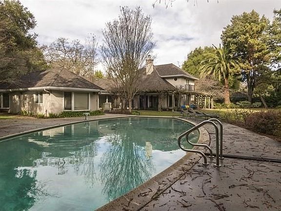 2nd image of 4 Bassett Ln
