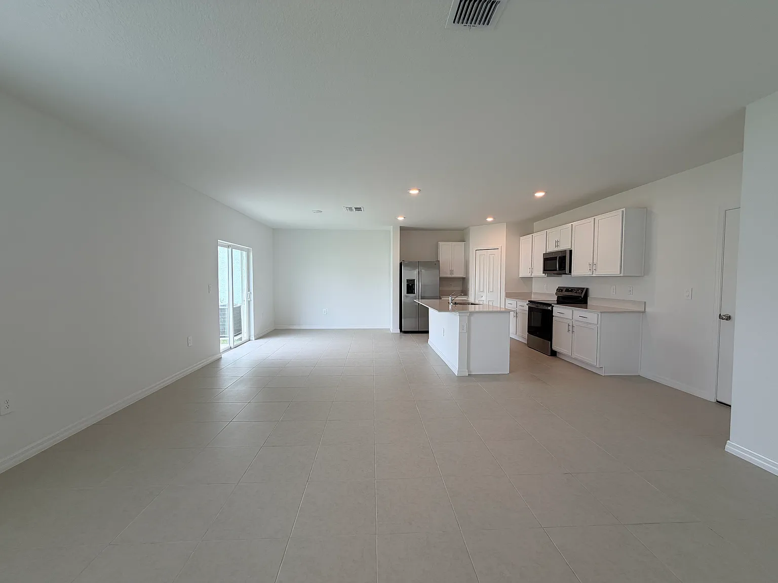 4 bed, 2.5 bath, 1874 sqft, $2,300 — Photo 3