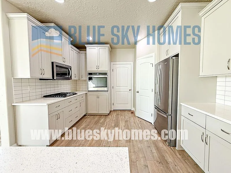 6 bed, 3.0 bath, 2519 sqft, $3,145 — Photo 4
