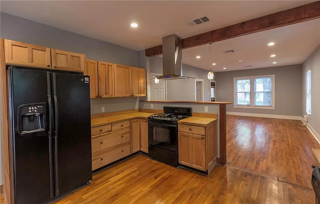 5 bed, 3.0 bath, 2216 sqft, $6,800 — Photo 3