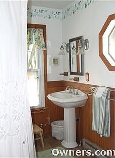 2nd Floor Full Bathroom