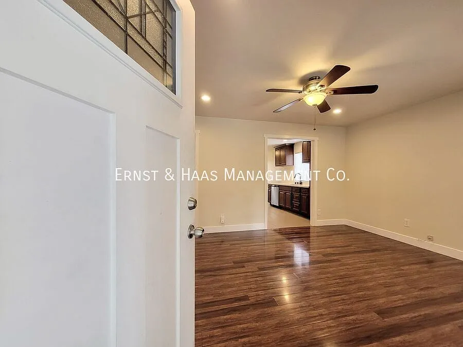 Charming 2-Bedroom, 2-Bathroom House in Prime Paramount Location on a Shared Lot! — Photo 2