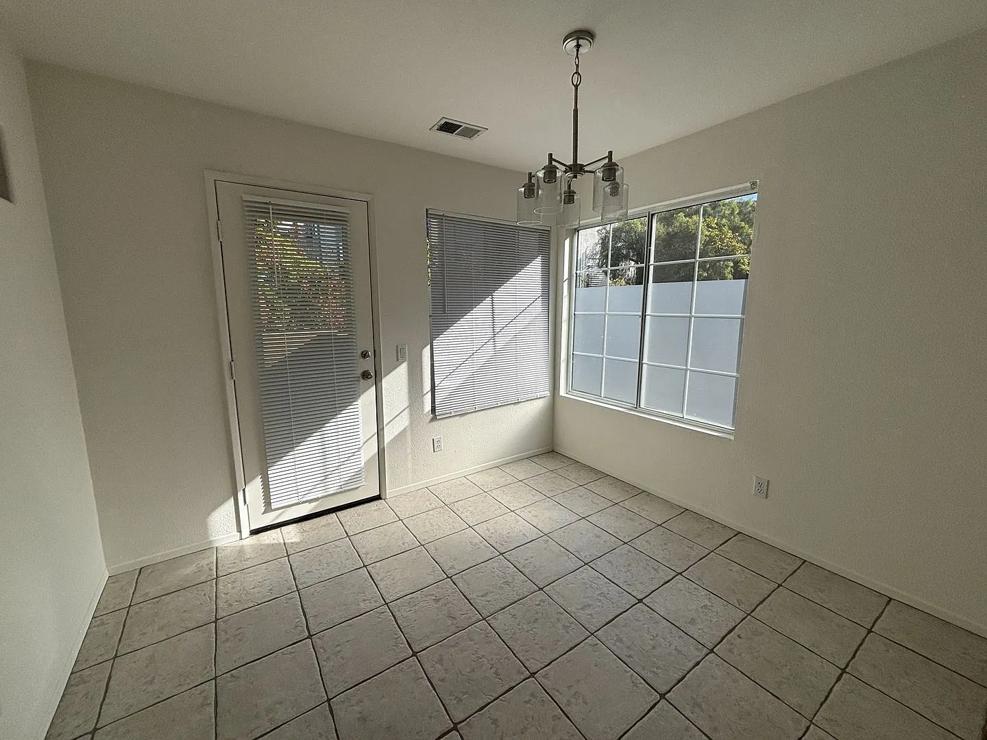 Large Townhome - 3 Bed/ 3 Bath with 2 car garage in Carmel Valley! — Photo 3