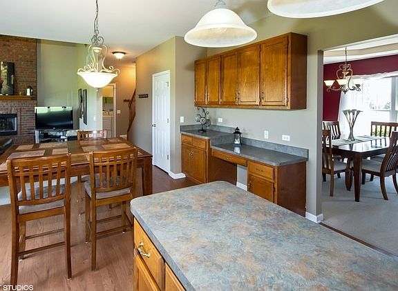 4th image of 377 Essex Dr