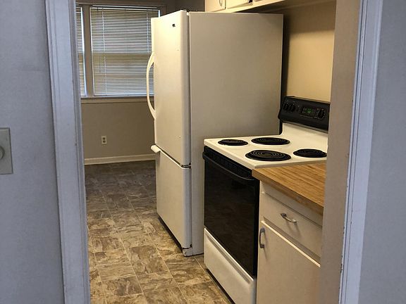 Kitchen with Self-Cleaning Range & Large Refrigerator, Freez