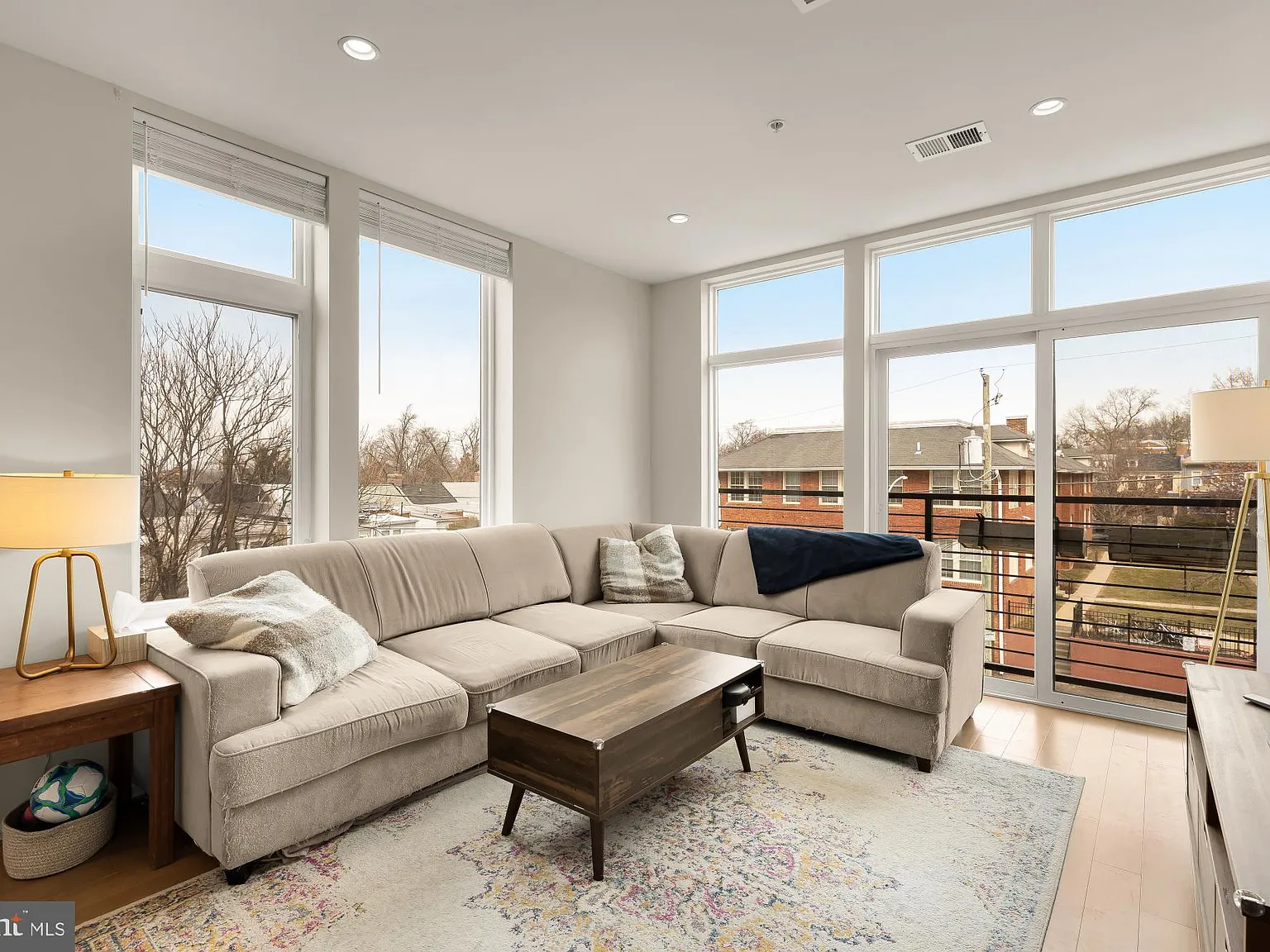 2 bed, 820 sqft, $3,500 — Photo 1