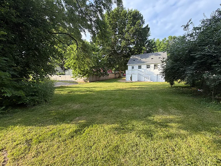 203 W Elm St — Photo 6