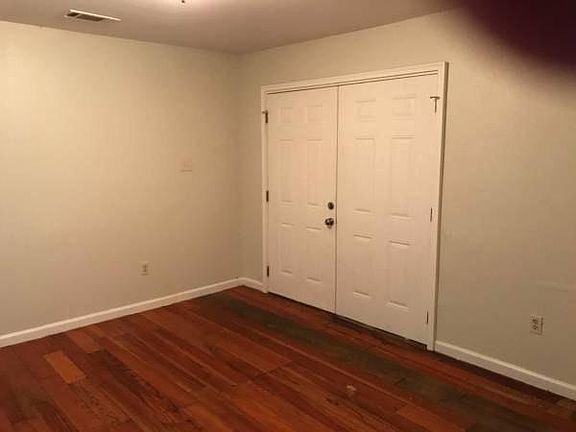 3rd image of 8912 Pear St