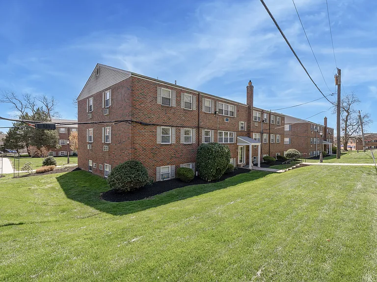 Rosedale Court Apartments — Photo 14