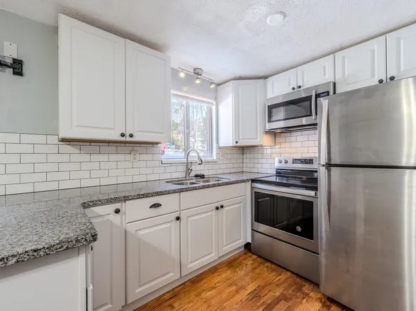 645 Robbins Ave APT 50, Dracut, MA 01826