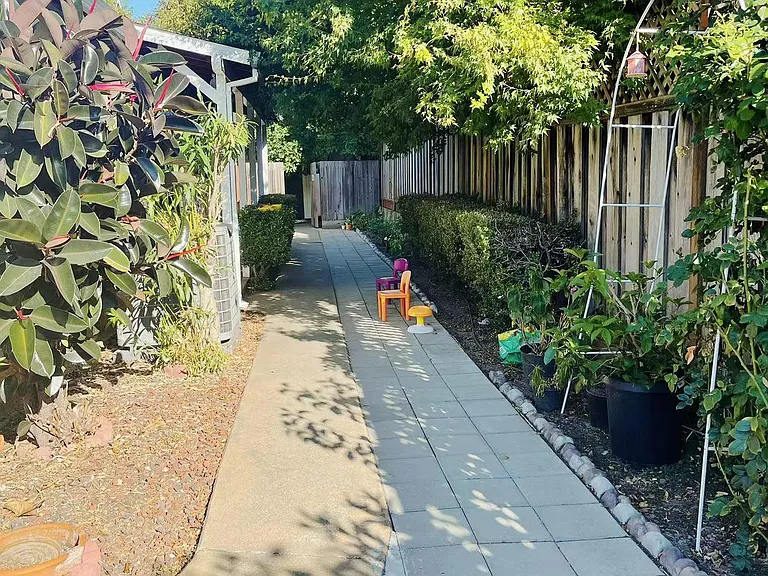 386 Waverly St — Photo 17