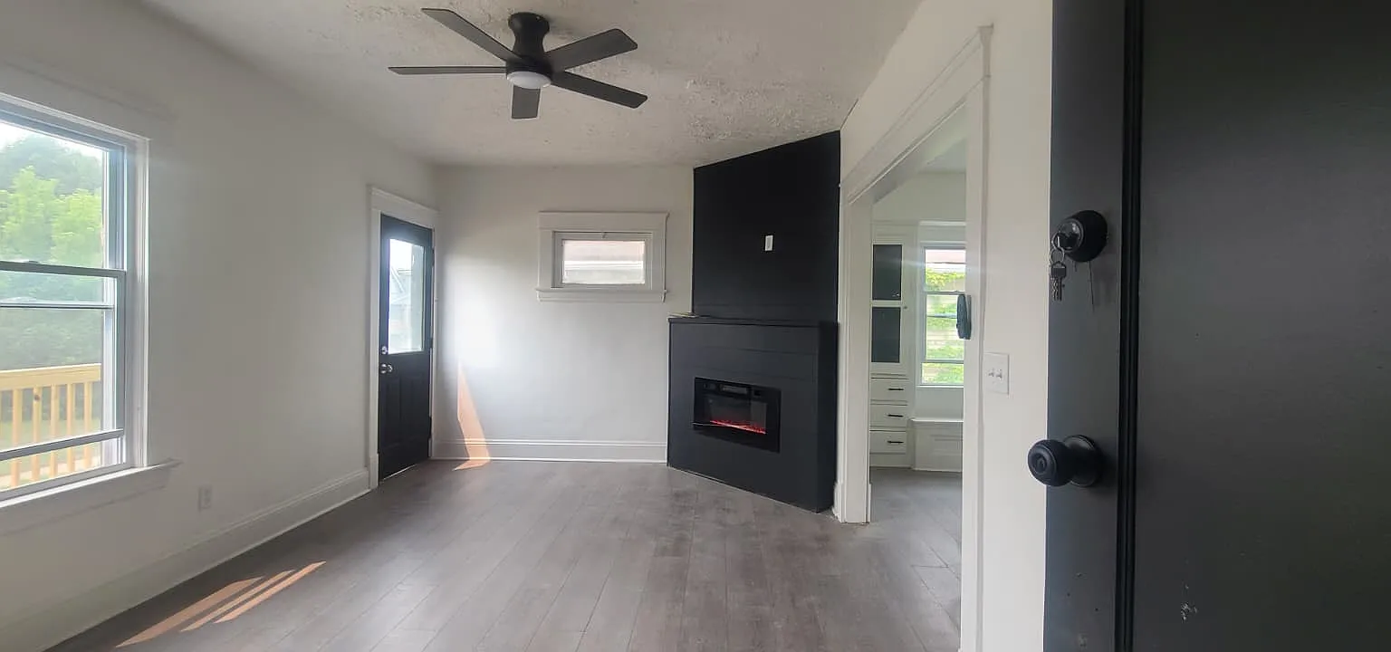 3 bed, 944 sqft, $1,300 — Photo 3