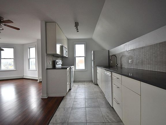 4th image of 388 Palisade Ave