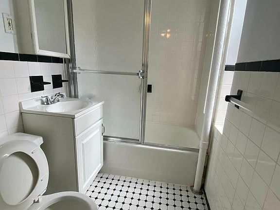 5th image of 203 E 27th St #47A