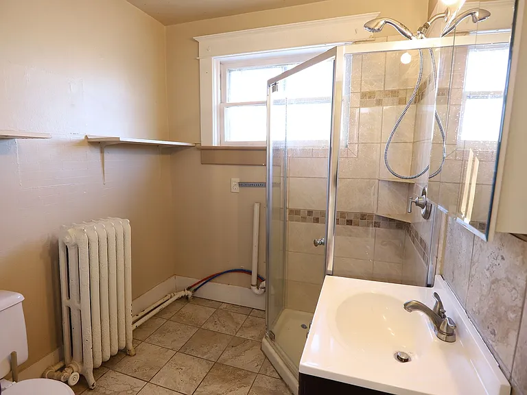 443 Gladstone St — Photo 7