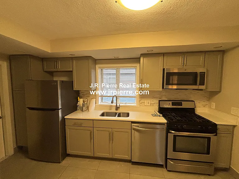 560 Main St #2 — Photo 8