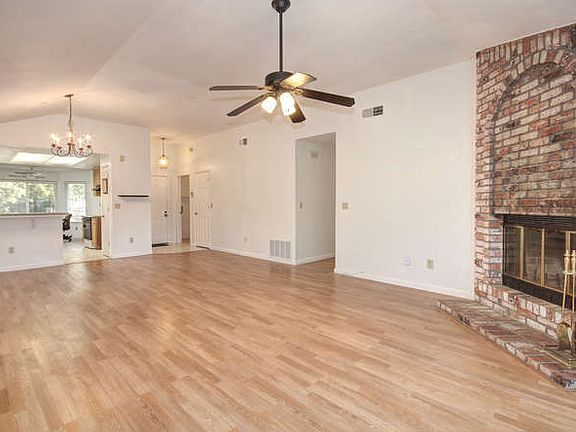 4th image of 4255 Chinquapin Way