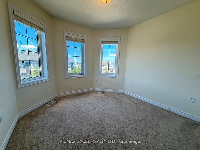 27 Manston Cres — Photo 5