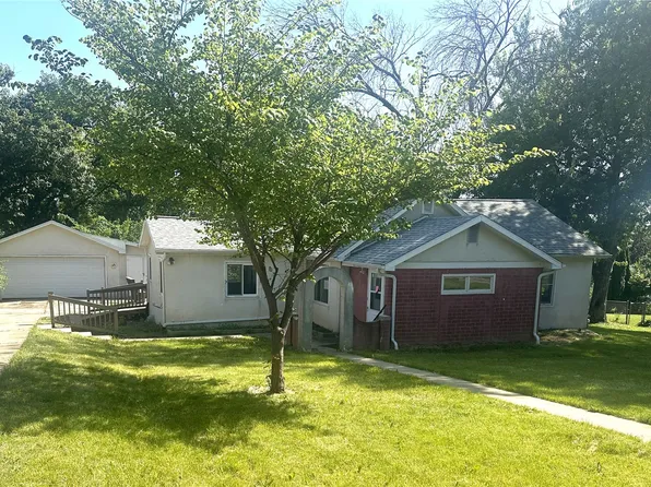2815 Waveland Dr NW, Cedar Rapids, IA 52405