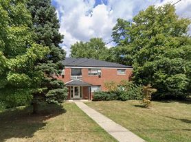 2480 Clovercrest, 2480-7