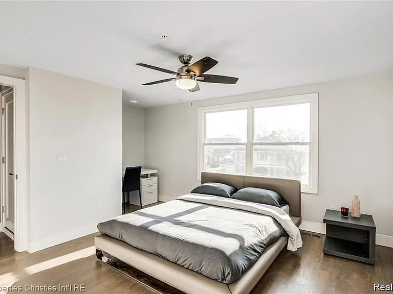 642 W Eleven Mile Rd — Photo 14